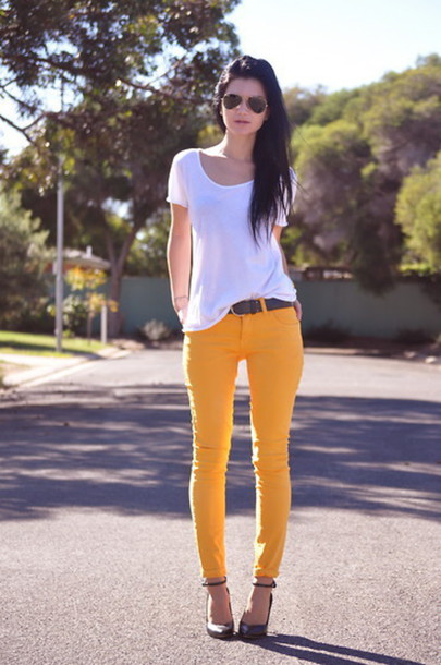 Pantaloni gialli femminili: come indossarli e 42 consigli per look sorprendenti!
