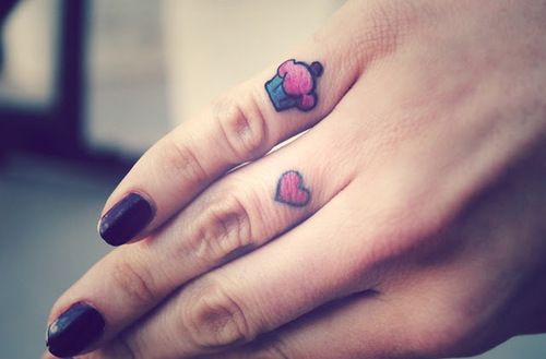 Tatuaje de corazón en el dedo: ¡47 inspiraciones increíbles y sus significados!