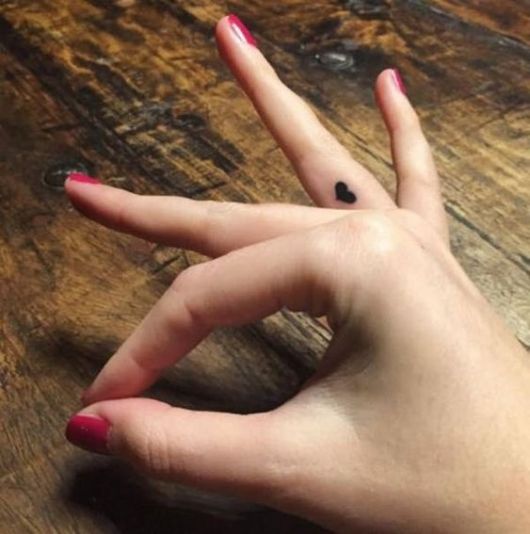 Heart Tattoo on Finger: 47 Incredible Inspirations and Their Meanings!
