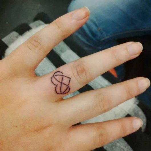 Tatuaggio a cuore sul dito: 47 incredibili ispirazioni e i loro significati!
