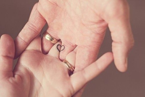 Heart Tattoo on Finger: 47 Incredible Inspirations and Their Meanings!