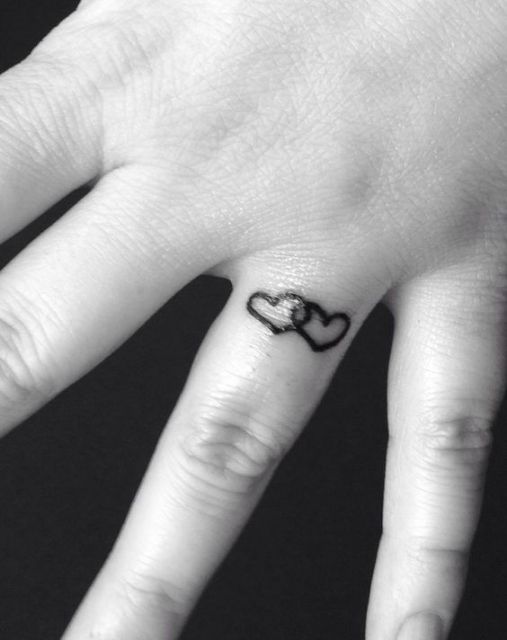 Tatouage coeur sur doigt : 47 inspirations incroyables et leurs significations !