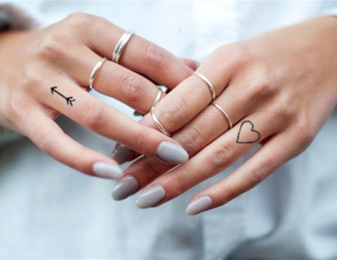 Tatuaggio a cuore sul dito: 47 incredibili ispirazioni e i loro significati!