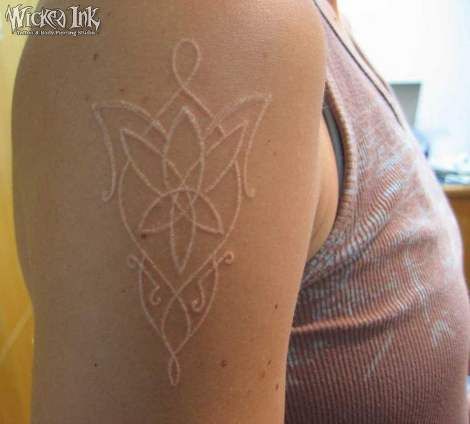 Tatuaggio bianco: cos'è, cura e 25 idee da ispirare