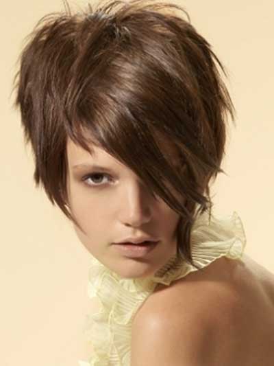 Cheveux courts avec frange – 60 plus grandes tendances en matière de coupes et de styles !