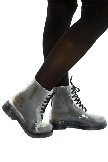 Transparent Boots: Models, Tips and Diva Looks!