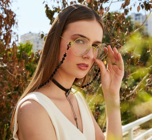Comment porter une chaîne pour lunettes – 40 beaux modèles et inspirations !
