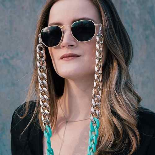 How to Wear a Chain for Glasses – 40 Beautiful Models and Inspirations!
