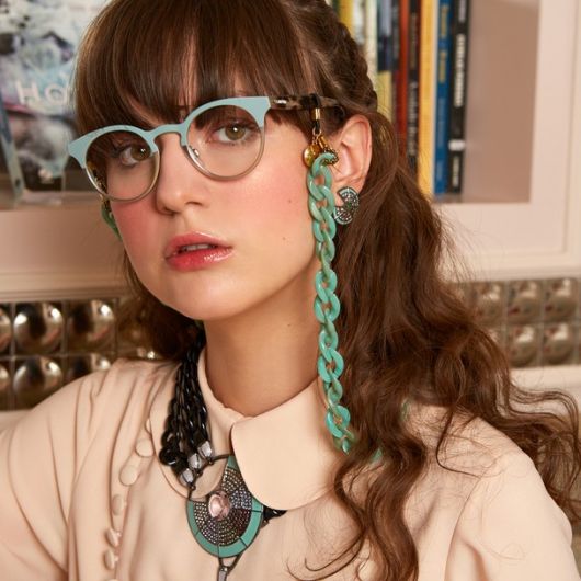 Comment porter une chaîne pour lunettes – 40 beaux modèles et inspirations !